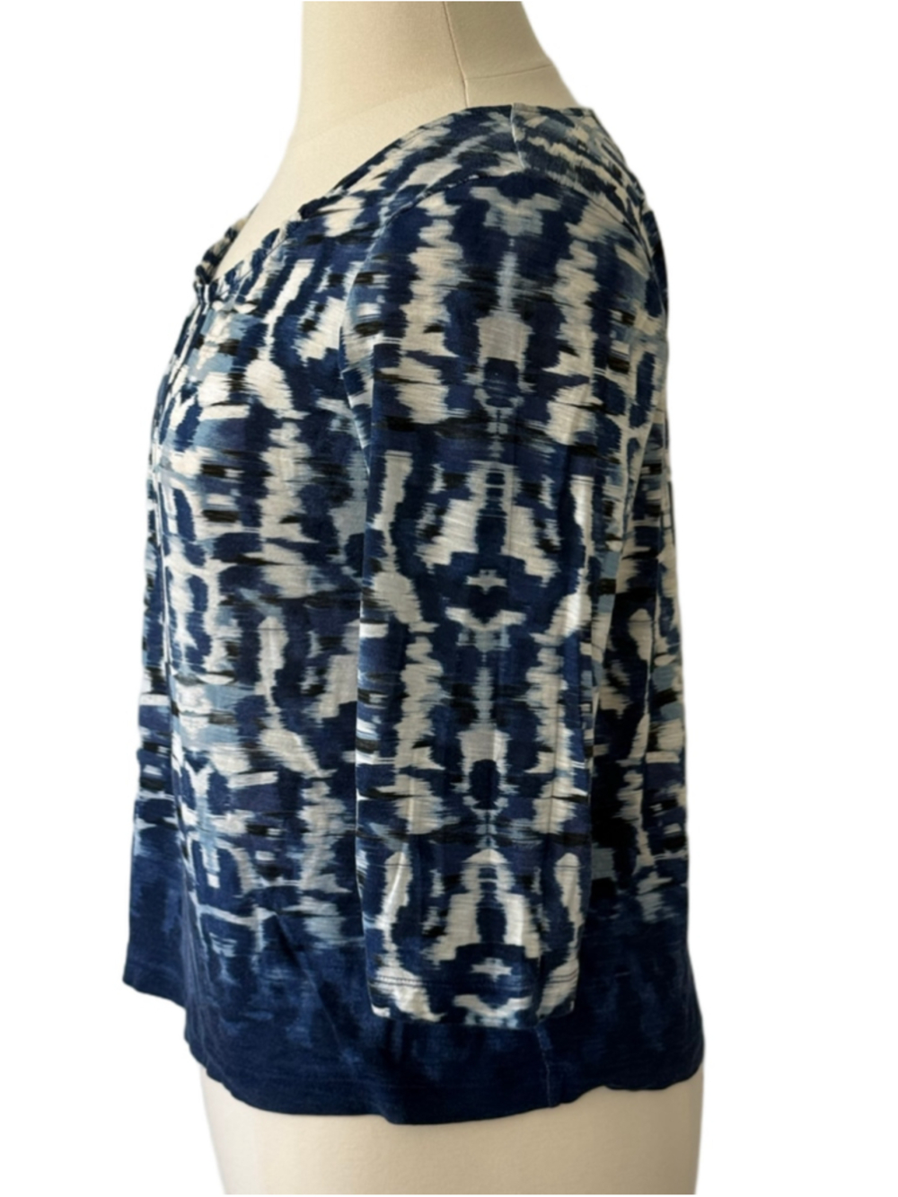 Chico’s size 16 Blue and White Ikat Print 3/4 Sleeve Top (Chico’s 3) - Picture 3 of 8